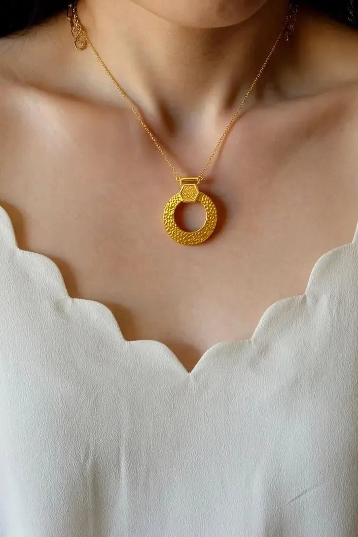 Hammered Round Cut Pendant Necklace Emerosa Jewellery